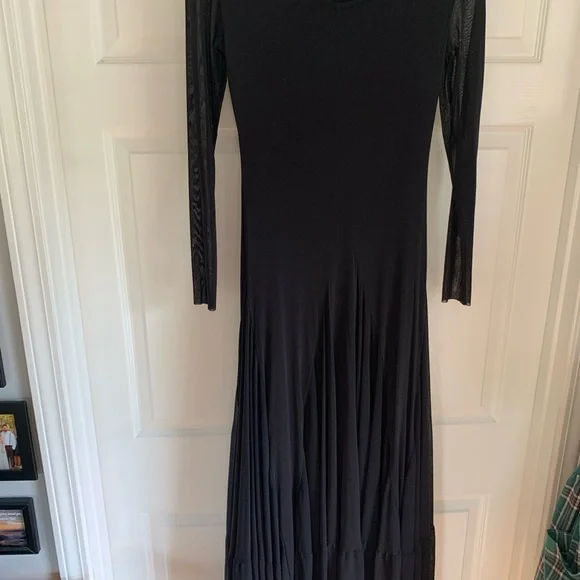 Vintage black nylon floor length dress. Sheer sleeves. Lined to the knee. Size 6 - Picture 6 of 7